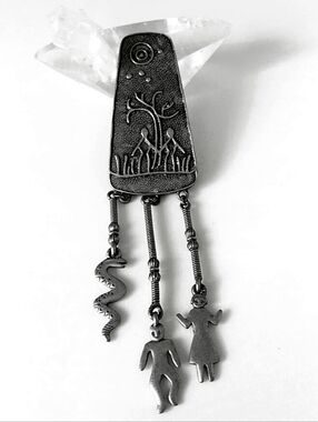 Vintage Story Teller Brooch